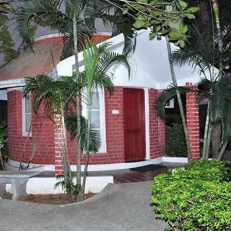Green Coconut Resort Chennai Bagian luar foto