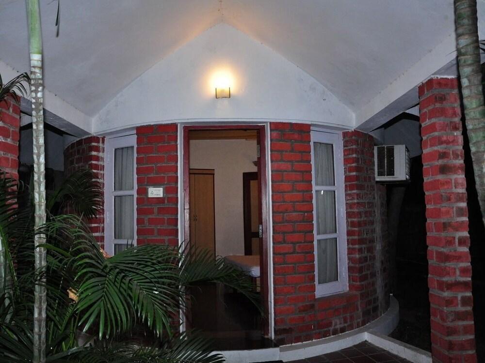 Green Coconut Resort Chennai Bagian luar foto