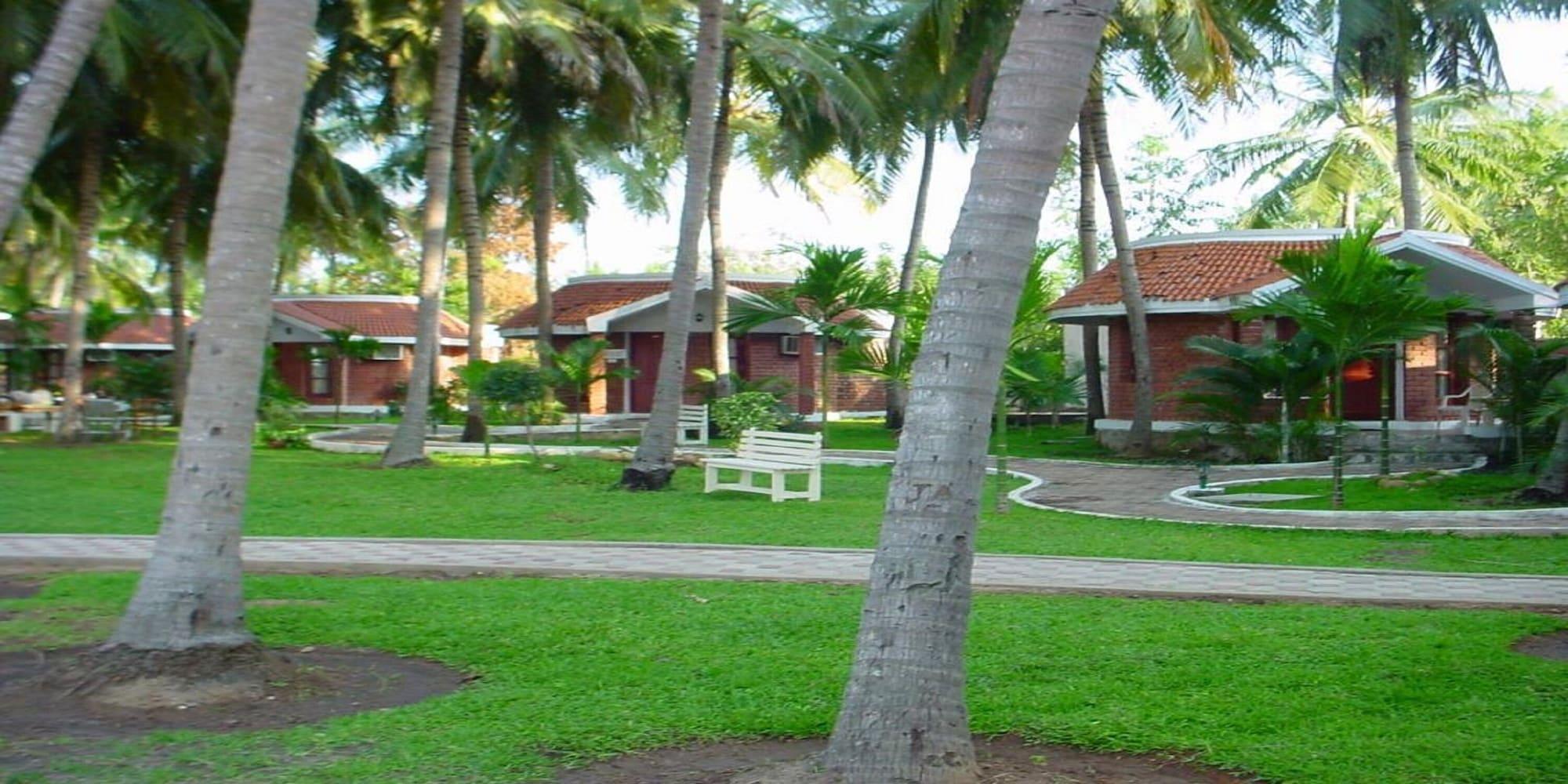 Green Coconut Resort Chennai Bagian luar foto