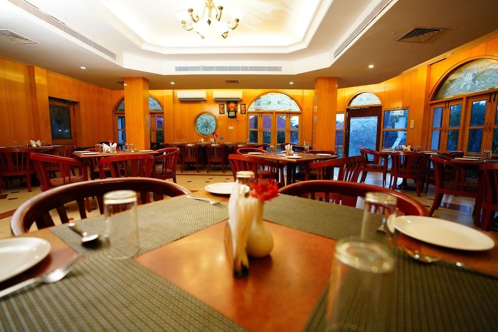 Green Coconut Resort Chennai Bagian luar foto