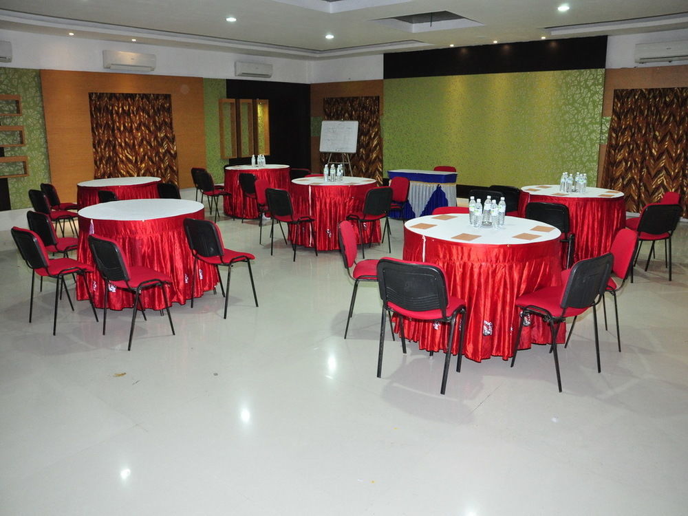 Green Coconut Resort Chennai Bagian luar foto