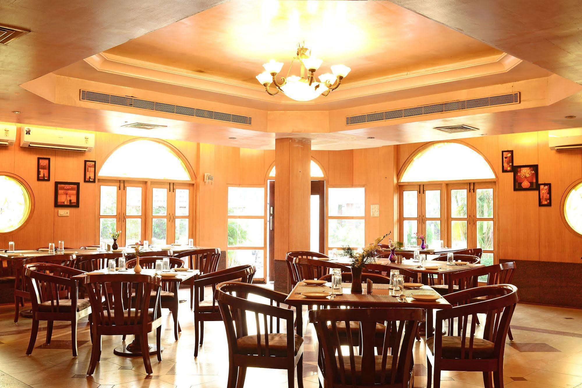 Green Coconut Resort Chennai Bagian luar foto